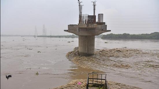 A view of the swollen Yamuna as its water level crosses the danger mark in New Delhi on Wednesday. (ANI)