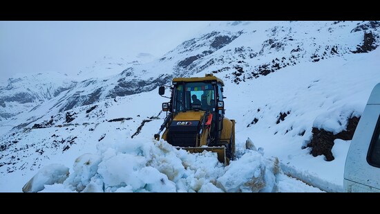 The rescuers were just 12 kilometres away from the 300 persons stuck upon the snowbound lake (Aqil Khan/HT)