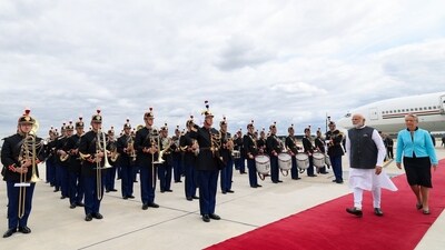 Modi was given a guard of honour at the airport and the national anthem of both countries were played. Modi was given a guard of honour at the airport and the national anthem of both countries were played.