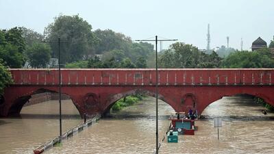 A view of the flooded road near Salimgarh Fort after a rise in the level of Yamuna river, in New Delhi on Thursday. (Sanchit Khanna/HT) A view of the flooded road near Salimgarh Fort after a rise in the level of Yamuna river, in New Delhi on Thursday. (Sanchit Khanna/HT)