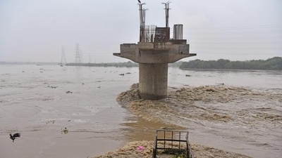 A view of the swollen Yamuna as its water level crosses the danger mark in New Delhi on Wednesday. (ANI) A view of the swollen Yamuna as its water level crosses the danger mark in New Delhi on Wednesday. (ANI)
