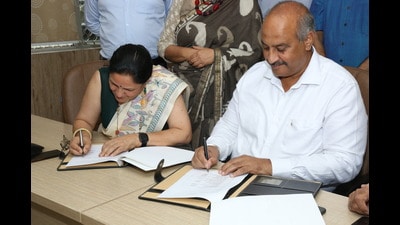 AIMS director Dr Bhavneet Bharti and Rotary Club president Anil Chadda signing the MoU for Punjab’s first human mil bank to be established in Mohali. (HT Photo) AIMS director Dr Bhavneet Bharti and Rotary Club president Anil Chadda signing the MoU for Punjab’s first human mil bank to be established in Mohali. (HT Photo)