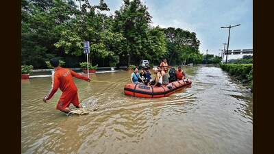 An NDRF team conducts a rescue operation on Ring Road in New Delhi on Thursday. (Sanchit Khanna/HT Photo) An NDRF team conducts a rescue operation on Ring Road in New Delhi on Thursday. (Sanchit Khanna/HT Photo)