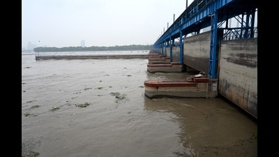 At 11.45am Thursday, the downstream gauge of the Yamuna at Okhla Barrage reached the danger level of 200.60 metres. (Sunil Ghosh/HT Photo) At 11.45am Thursday, the downstream gauge of the Yamuna at Okhla Barrage reached the danger level of 200.60 metres. (Sunil Ghosh/HT Photo)