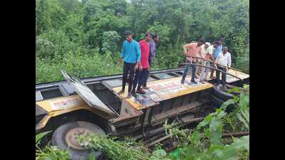 Five passengers were injured after a state transport bus fell into a roadside ditch near Girawali village in Ghodegaon in Pune district on Thursday morning (HT PHOTO)