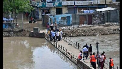 He said many labourer families are living in shanties near the Sutlej. ] (Gurpreet Singh/HT)