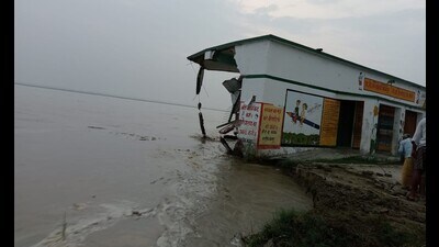 Manpur Kardahiya basic school getting eroded away by the Sharda river in Phoolbehar block of Kheri district on July 13. (HT photo)