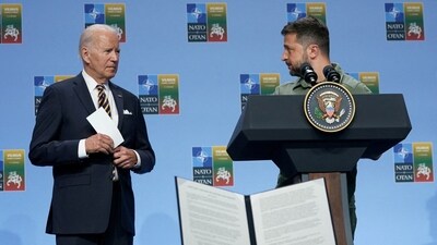 Ukraine’s President Volodymyr Zelenskiy speaks at an event, while U.S. President Joe Biden listens, as G7 leaders announce a joint declaration of support for Ukraine, as the NATO summit is held in Vilnius, Lithuania, July 12, 2023. REUTERS/Kevin Lamarque      TPX IMAGES OF THE DAY (REUTERS)