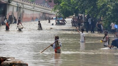 Delhi's non-essential govt offices, schools, colleges closed till Sunday Delhi's non-essential govt offices, schools, colleges closed till Sunday