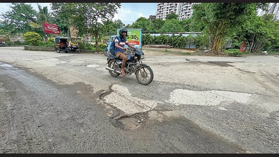 Potholes near Marigold Banquets in Bavdhan. (Kalpesh Nukte/HT PHOTO) Potholes near Marigold Banquets in Bavdhan. (Kalpesh Nukte/HT PHOTO)