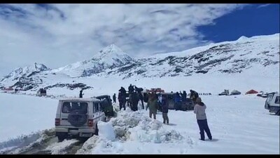 Rescuers finally reached Chandratal, a lake at a height of 14,100 feet in rain-hit Himachal Pradesh’s Lahaul and Spiti district, and evacuated all 266 stranded tourists to Losar on Thursday. (HT photo)