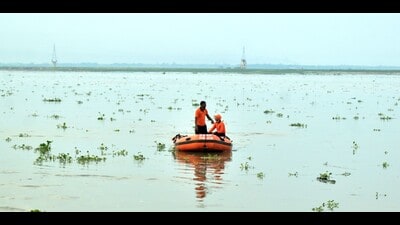 The water level of the Ganga and the Yamuna is rising in Prayagraj. (HT photo) The water level of the Ganga and the Yamuna is rising in Prayagraj. (HT photo)