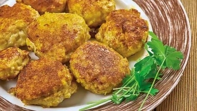 Galouti Kebab (Lucknow, Uttar Pradesh): Originating from the royal kitchens of Lucknow, Galouti Kebab is renowned for its melt-in-your-mouth texture. Prepared with minced meat, spices, and a special blend of tenderizing agents, these kababs are traditionally served with ulte tawa ka parantha (layered bread) and mint chutney. (Shutterstock)
