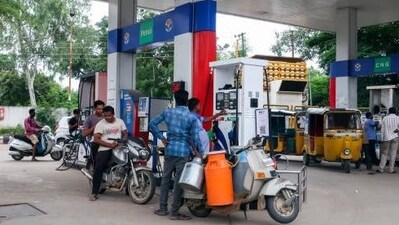 Petrol and diesel prices change according to the average price of benchmark fuel in the international market and foreign exchange rates. (Representative) Petrol and diesel prices change according to the average price of benchmark fuel in the international market and foreign exchange rates. (Representative)