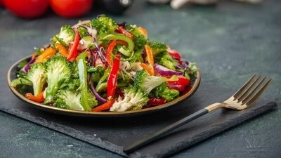 Low in calories and cholesterol, salads with a wide variety of leafy vegetables and colourful vegetables and fruits are also low in calories and sodium. (Freepik) Low in calories and cholesterol, salads with a wide variety of leafy vegetables and colourful vegetables and fruits are also low in calories and sodium. (Freepik)