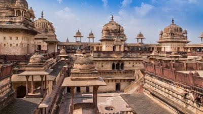 Orchha Fort: The Orchha Fort, built by Bundela Rajput ruler Rudra Pratap Singh in the 16th century, is a captivating historical site located on the island of the Betwa River. This grand fort complex, completed by successive rulers of Orchha State, showcases a blend of architectural styles. With its stunning palaces, temples, and cenotaphs, the Orchha Fort attracts tourists with its rich history and picturesque setting.&nbsp; (Shutterstock)