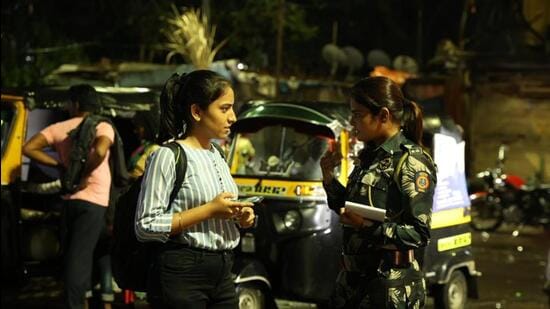 A Damini marshal cop helping a woman in Pune. The city police have increased the count of Damini marshal squad comprising women cops from 36 to 41. (HT)