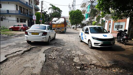 A potholed road in Gurugram. (Parveen Kumar/ HT)