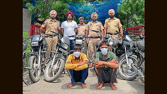 Accused of vehicle lifters in custody of Division number 5 police in Ludhiana. (HT PHOTO)