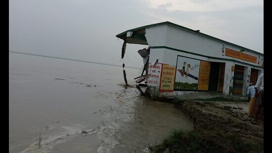 Manpur Kardahiya basic school getting eroded away by the Sharda river in Phoolbehar block of Kheri district on July 13. (HT photo)