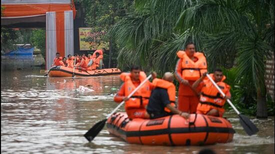 NDRF teams during rescue operations in Yamuna Bazar. (Sanchit Khanna/HT)