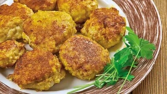 Galouti Kebab (Lucknow, Uttar Pradesh): Originating from the royal kitchens of Lucknow, Galouti Kebab is renowned for its melt-in-your-mouth texture. Prepared with minced meat, spices, and a special blend of tenderizing agents, these kababs are traditionally served with ulte tawa ka parantha (layered bread) and mint chutney.(Shutterstock)