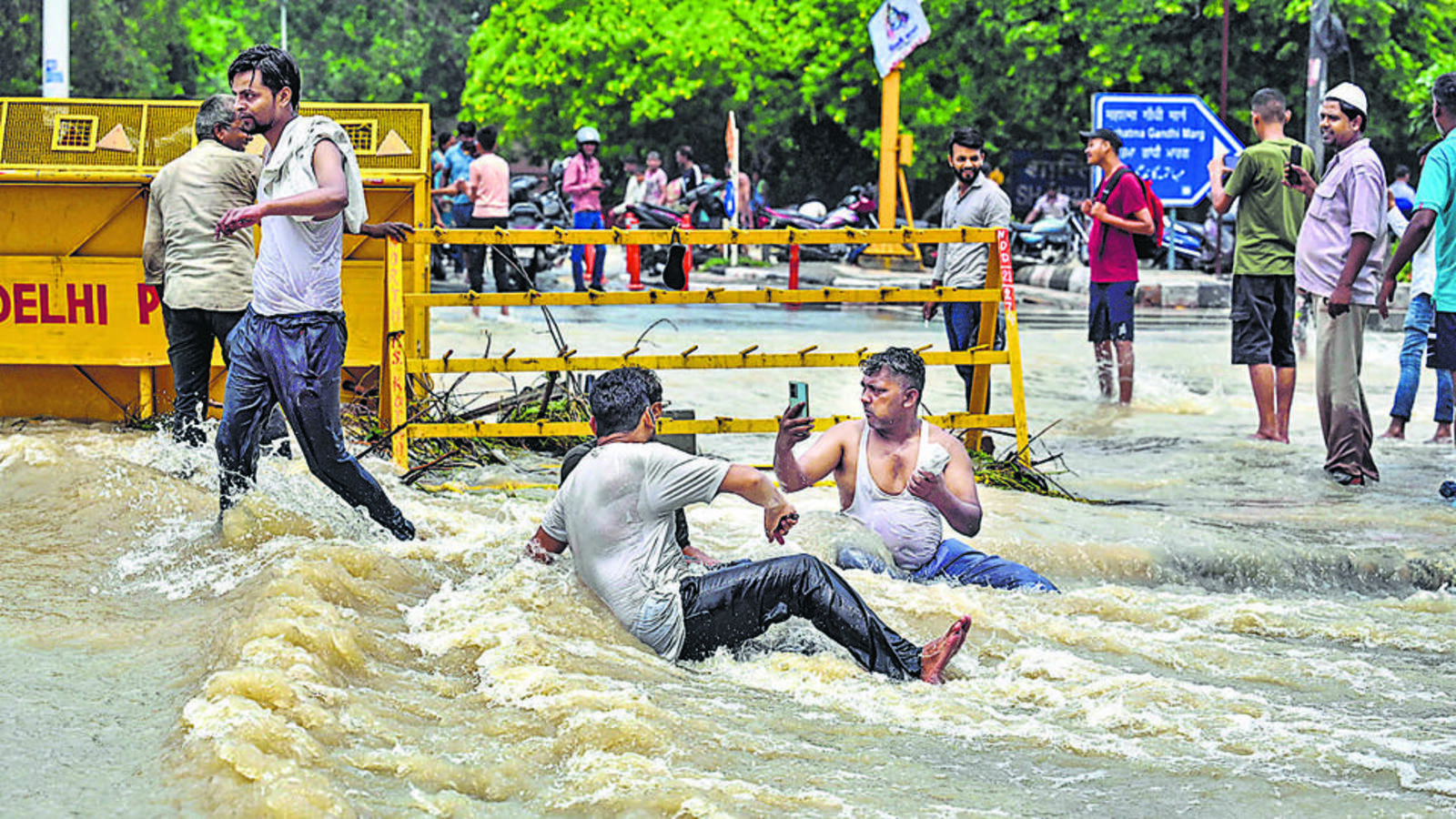 Delhi floods: For some residents, inundated roads, Yamuna become selfie points - Vimarsana News