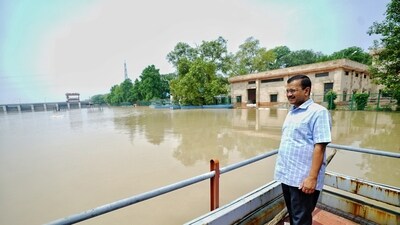 Chief Minister of Delhi Arvind Kejriwal inspects Wazirabad water plant after flooding forces 3 water plants Wazirabad, Chandrawal and Okhla have been shut down due to the rising water levels of the Yamuna river in New Delhi on Thursday. (HT PHOTO) Chief Minister of Delhi Arvind Kejriwal inspects Wazirabad water plant after flooding forces 3 water plants Wazirabad, Chandrawal and Okhla have been shut down due to the rising water levels of the Yamuna river in New Delhi on Thursday. (HT PHOTO)