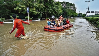 An NDRF team conducts a rescue operation on Ring Road in New Delhi on Thursday. (Sanchit Khanna/HT Photo) An NDRF team conducts a rescue operation on Ring Road in New Delhi on Thursday. (Sanchit Khanna/HT Photo)