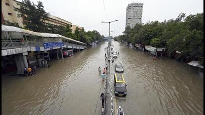 Commuters wafe through the waterlogged ITO stretch, in New Delhi on Friday. (Sanjeev Verma/HT) Commuters wafe through the waterlogged ITO stretch, in New Delhi on Friday. (Sanjeev Verma/HT)