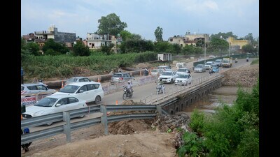 Following repairs, the Shastri Nagar bridge over Sukhna Chow was reopened from both sides around 1 pm on Friday. (Ravi Kumar/HT) Following repairs, the Shastri Nagar bridge over Sukhna Chow was reopened from both sides around 1 pm on Friday. (Ravi Kumar/HT)