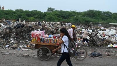 Garbage dumped along the roadside in Udyog Vihar in Gurugram. (Parveen Kumar/ HT)
