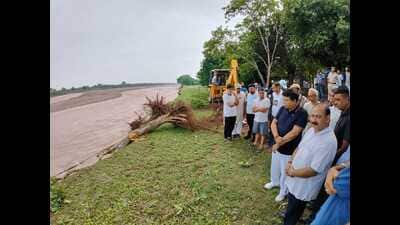 Haryana Vidhan Sabha speaker and Panchkula MLA Gian Chand Gupt assessing land erosion at Herbal Park in Sector 26. (HT) Haryana Vidhan Sabha speaker and Panchkula MLA Gian Chand Gupt assessing land erosion at Herbal Park in Sector 26. (HT)