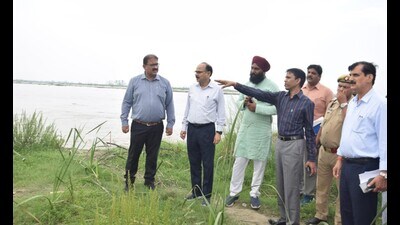 Kheri DM Mahendra Bahadur Singh inspecting Sharda erosion in Koriyana village of Bijua block on Friday. (HT)