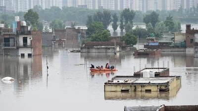 National Disaster Response Force personnel rescue people from flooded waters at Jaitpur Khadda in New Delhi on Thursday. (Sunil Ghosh/HT Photo) National Disaster Response Force personnel rescue people from flooded waters at Jaitpur Khadda in New Delhi on Thursday. (Sunil Ghosh/HT Photo)