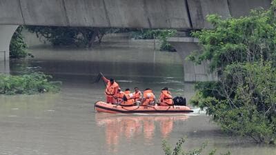 NDRF personnel rescue people on Friday. (Sanjeev Verma/Hindustan Times) NDRF personnel rescue people on Friday. (Sanjeev Verma/Hindustan Times)