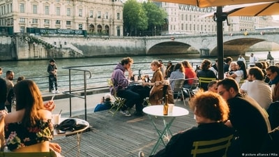 For many people, summer in Paris means enjoying the atmosphere along the Seine river. (DW/picture alliance / Mika) For many people, summer in Paris means enjoying the atmosphere along the Seine river. (DW/picture alliance / Mika)