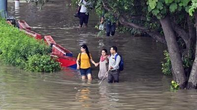 People wade through a waterlogged ITO on Friday. (Sanjeev Verma/ HT Photo) People wade through a waterlogged ITO on Friday. (Sanjeev Verma/ HT Photo)
