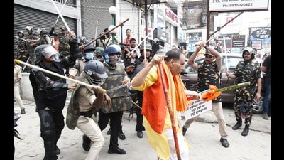 Police personnel lathi-charging the BJP workers during their Vidhan Sabha march in Patna on Thursday (Santosh Kumar/ HT) Police personnel lathi-charging the BJP workers during their Vidhan Sabha march in Patna on Thursday (Santosh Kumar/ HT)