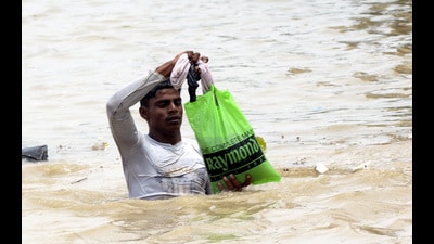 Residents caring belonging from flooded Yamuna river to a safer place near Sonia Vihar, New Delhi, India on Thursday. (Sakib Ali/HT Photo) Residents caring belonging from flooded Yamuna river to a safer place near Sonia Vihar, New Delhi, India on Thursday. (Sakib Ali/HT Photo)