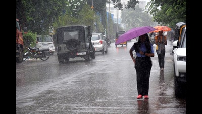 Shilpa Apte, meteorologist, weather forecasting division, IMD Pune, said, “Currently a trough lies from south Maharashtra to Kerala coast. (HT PHOTO)