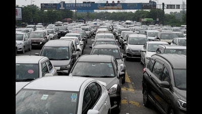 The congestion caused by the influx of enthusiastic onlookers at the Yamuna bridge brought traffic to a standstill on the DND Flyway. (Sunil Ghosh/HT Photo) The congestion caused by the influx of enthusiastic onlookers at the Yamuna bridge brought traffic to a standstill on the DND Flyway. (Sunil Ghosh/HT Photo)