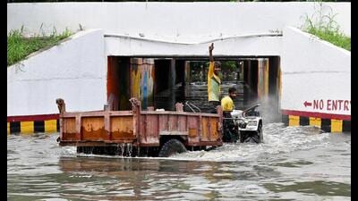 Water filled in the underpass due to Kundli drain overflow in Noida Greater Noida Expressway in Sector 128, in Noida. (Sunil Ghosh/HT Photo) Water filled in the underpass due to Kundli drain overflow in Noida Greater Noida Expressway in Sector 128, in Noida. (Sunil Ghosh/HT Photo)