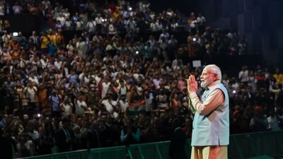 PM Modi with Indian diaspora at La Seine Musicale in Paris (tweeted by @narendramodi)