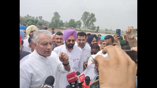 Jakhar also visited Jalandhar to take stock of the flood situation. (HT Photo)