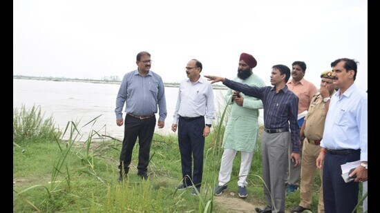 Kheri DM Mahendra Bahadur Singh inspecting Sharda erosion in Koriyana village of Bijua block on Friday. (HT)