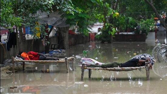 The water level in the Yamuna decreased to 208.40 metres at 9am on Friday. (Hindustan Times)