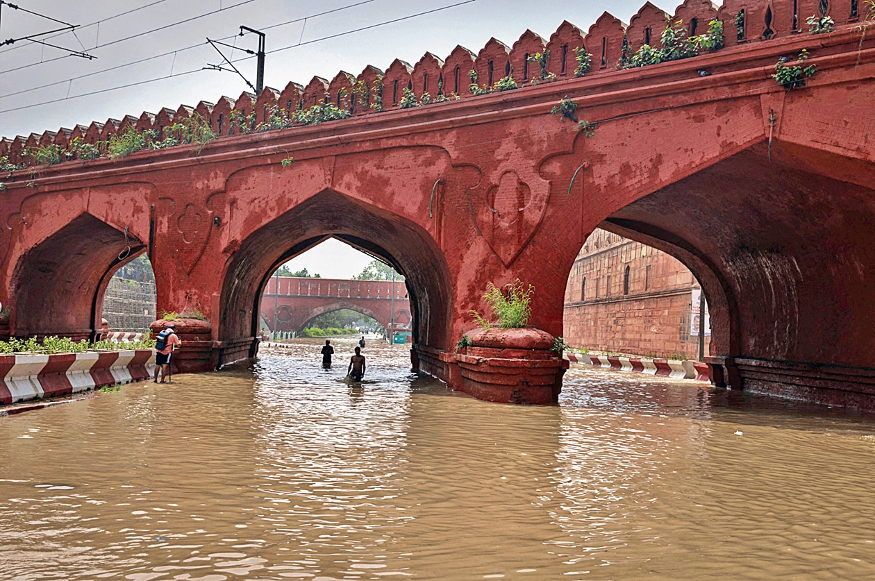 Stuck at Delhi’s gate! Many commuters faced flood waters near the Red Fort. (Photos: Adnan Abidi/ REUTERS) Stuck at Delhi’s gate! Many commuters faced flood waters near the Red Fort. (Photos: Adnan Abidi/ REUTERS)