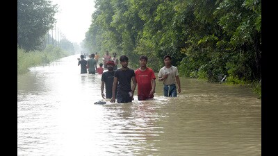 According to officials, thousands of cusecs of water have already flooded into Ghaziabad’s Loni, adversely affecting the livelihoods of residents in the floodplains. (Sakib Ali/HT Photo) According to officials, thousands of cusecs of water have already flooded into Ghaziabad’s Loni, adversely affecting the livelihoods of residents in the floodplains. (Sakib Ali/HT Photo)