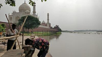 Barricades being placed at Dusshera ghat near the Taj Mahal in Agra. (HH photo)